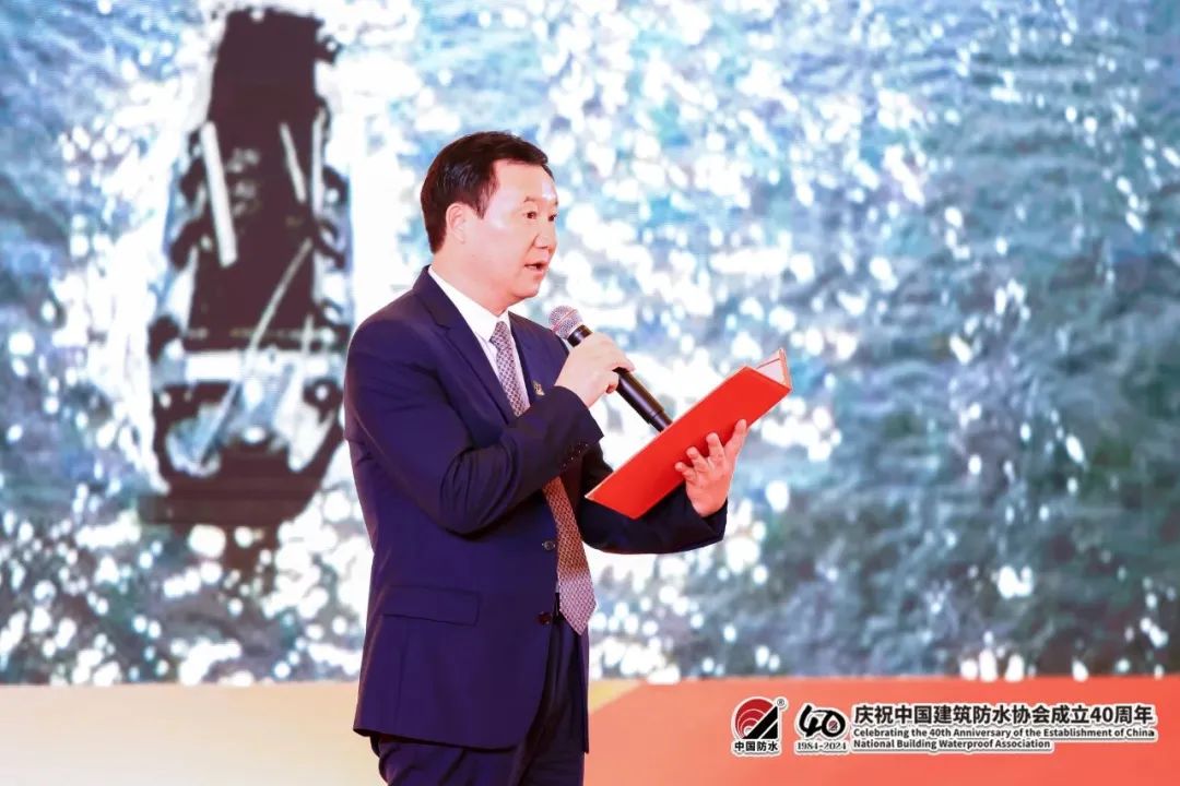 Qian Lindi, presidente da Canlon, fez um discurso no palco