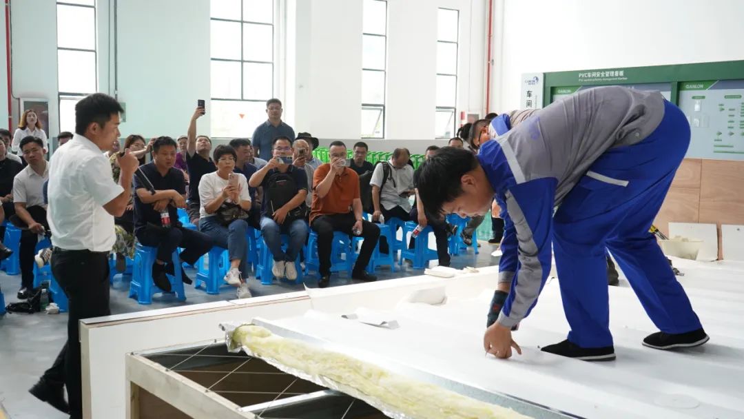 Demonstra&ccedil;&atilde;o de instala&ccedil;&atilde;o do telhado Canlon