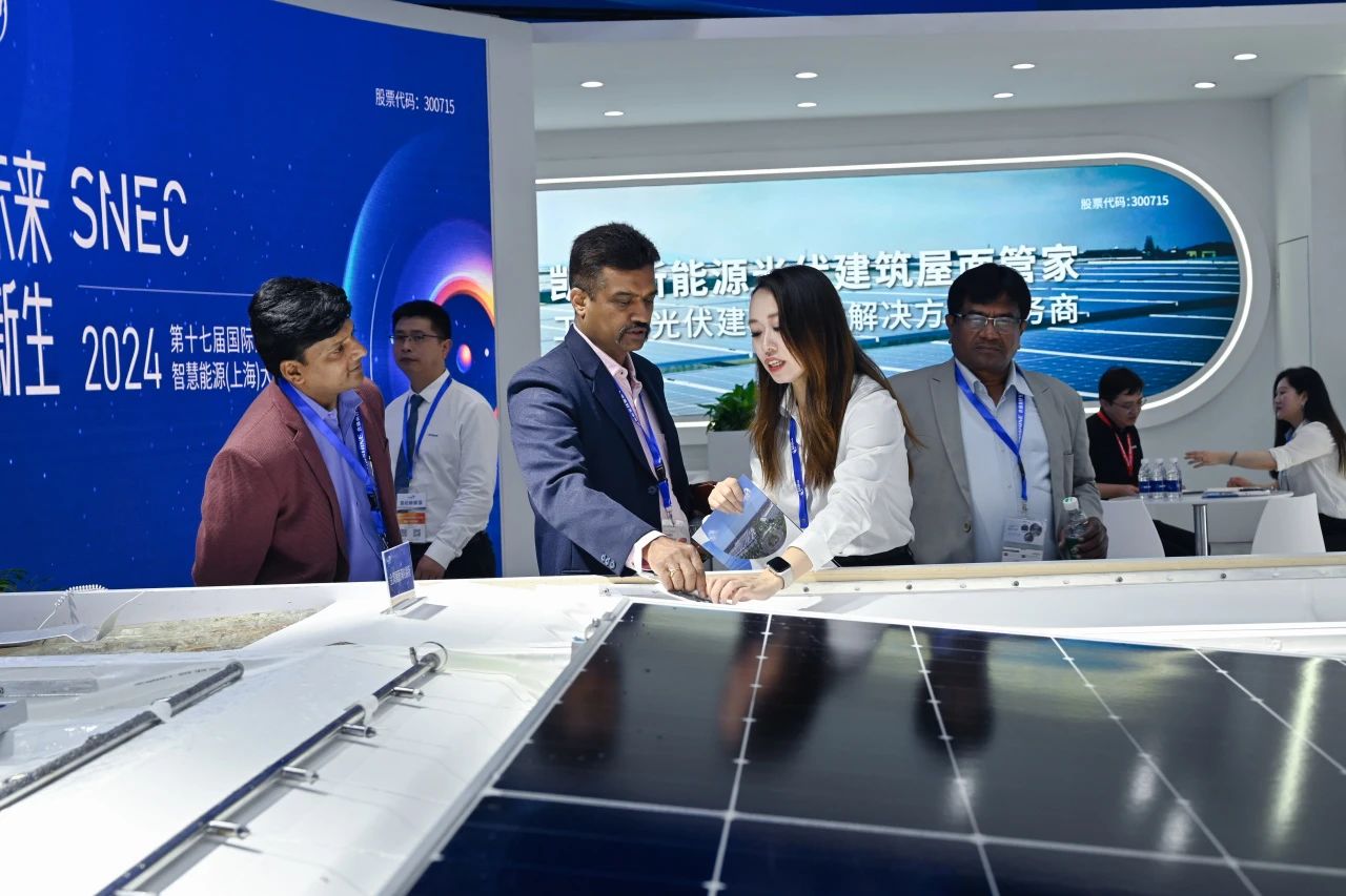 Os clientes visitaram o estande da Canlon na SNEC 2024