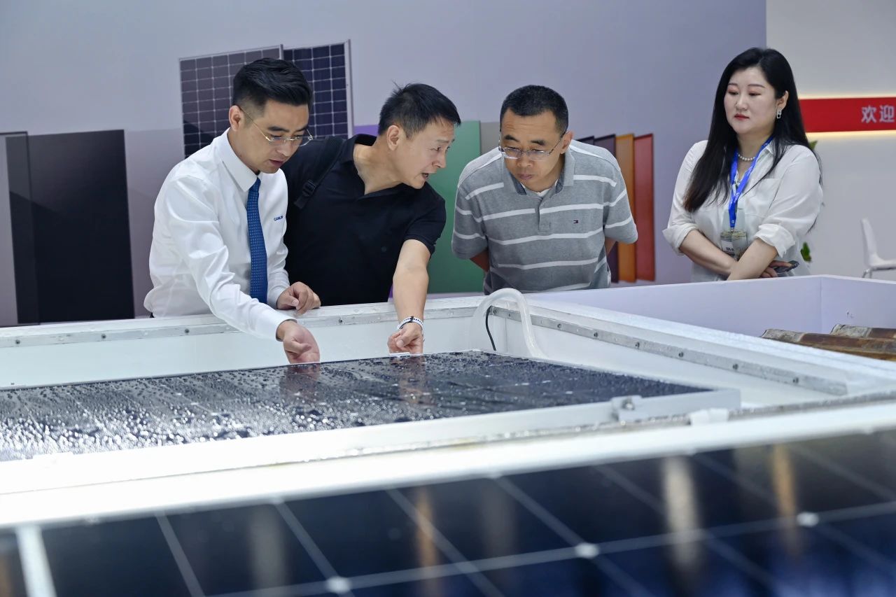 Clientes estrangeiros visitaram Canlon Booth na SNEC 