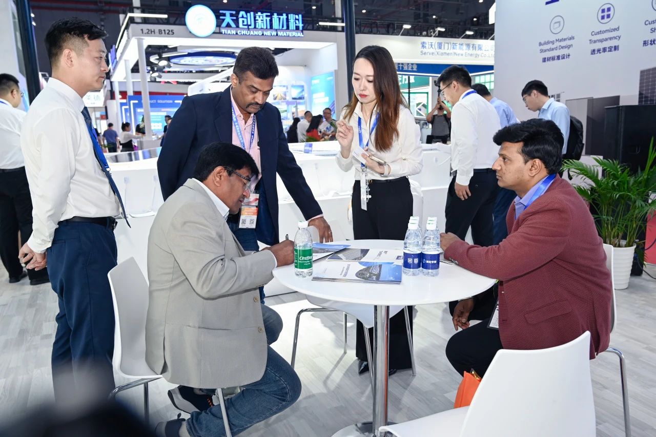 Clientes estrangeiros visitaram o estande da Canlon na SNEC 2024