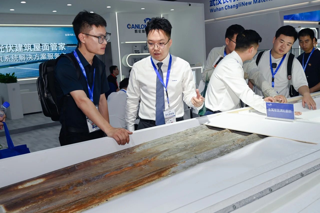 Clientes estrangeiros visitaram o estande da Canlon na SNEC em Xangai