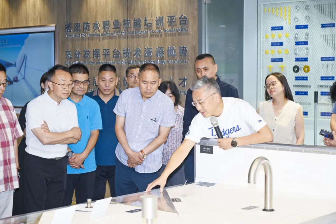 ex-alunos convidados visitaram o CANLON Advanced Technology Research Institute