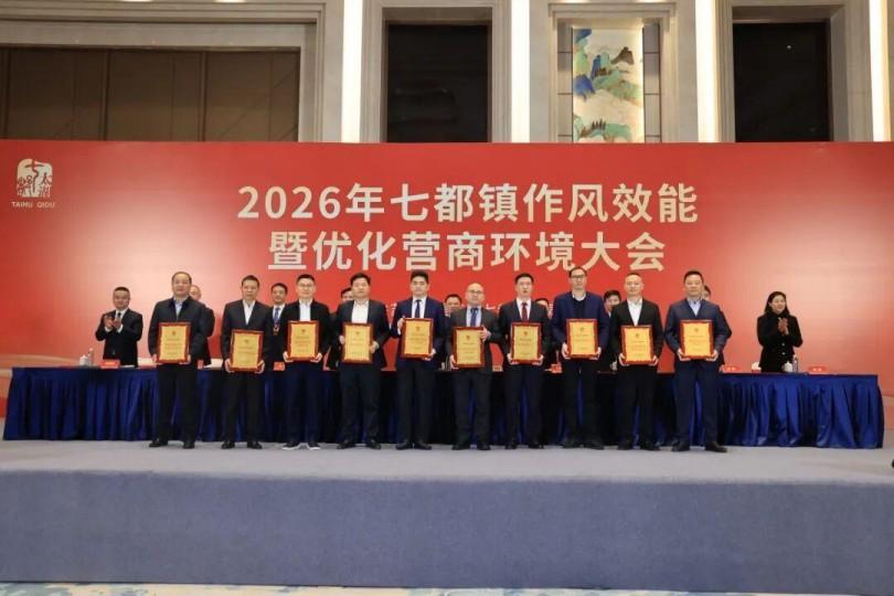 Homenagem a Canlon | Esforçando-se para ser um modelo e trabalhando duro: Canlon recebe vários prêmios e homenagens.