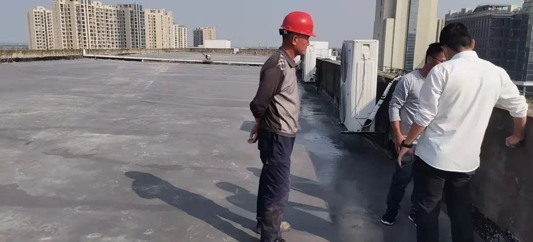 T&eacute;cnicos est&atilde;o examinando o local do telhado