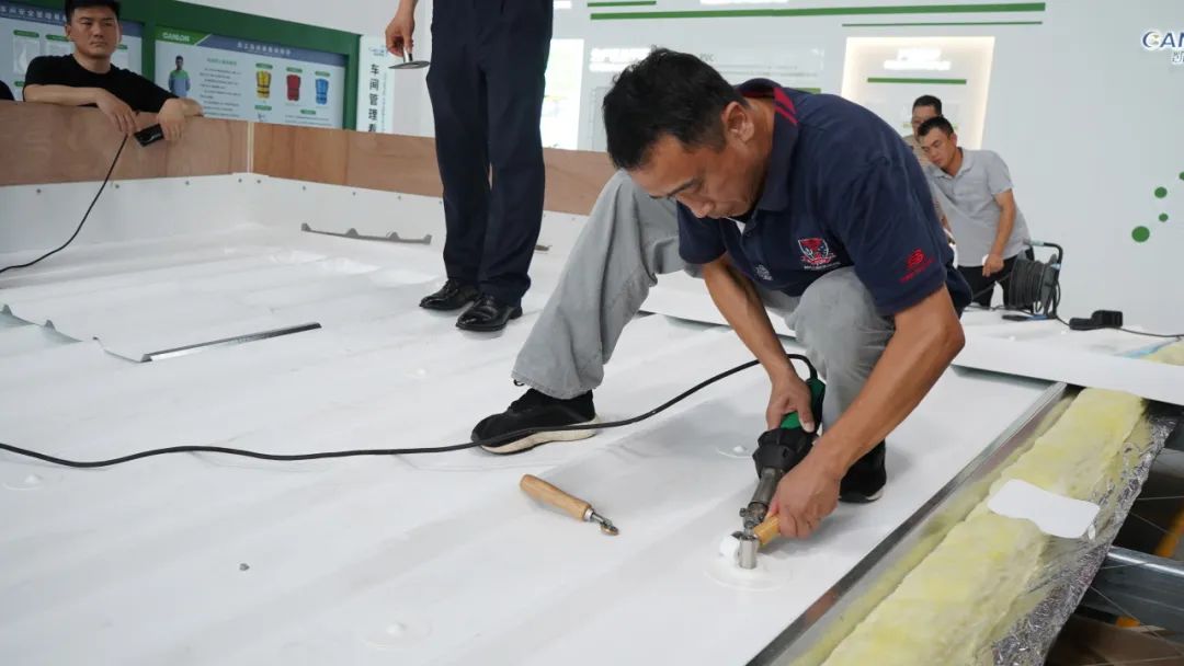 Instala&ccedil;&atilde;o de telhado Canlon