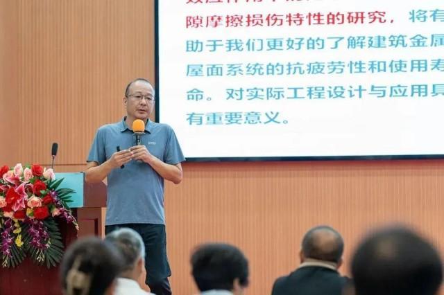 Xin Zhiyong, vice-presidente da Se&ccedil;&atilde;o de Sistemas de Inv&oacute;lucro da Associa&ccedil;&atilde;o de Estruturas de A&ccedil;o da China, fez um discurso