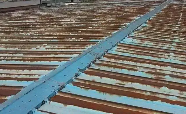 Telhado de f&aacute;brica industrial danificado