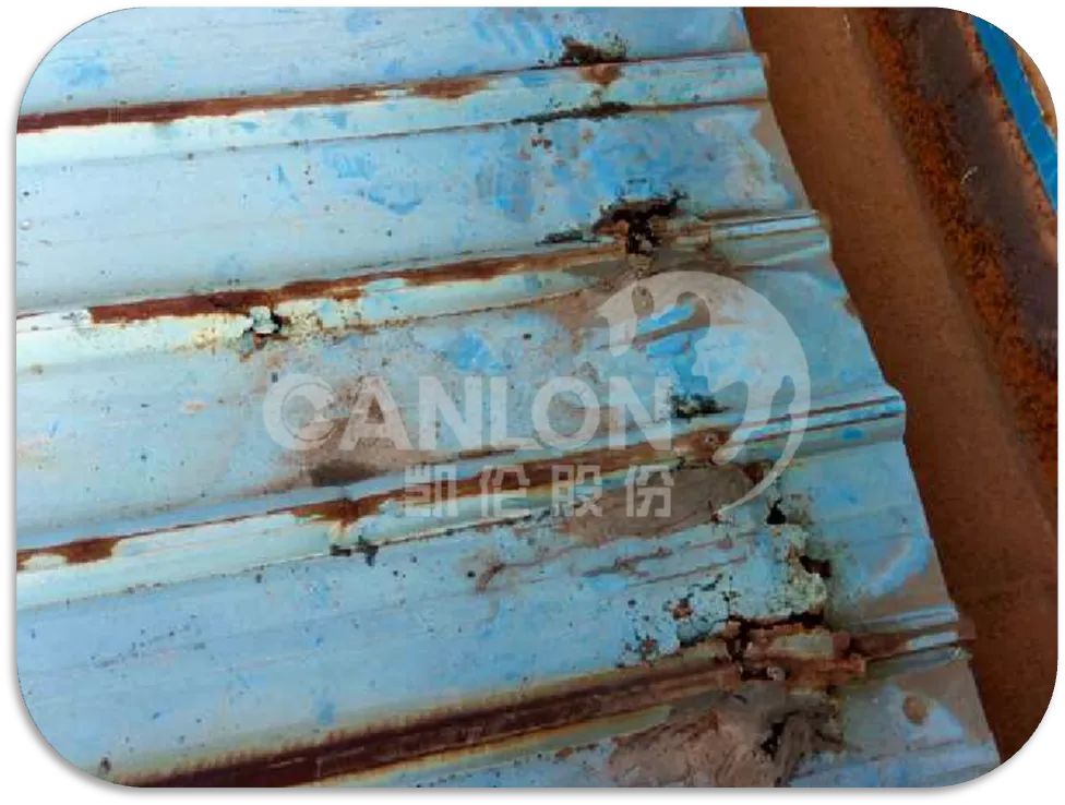 vazamento de telhado de metal