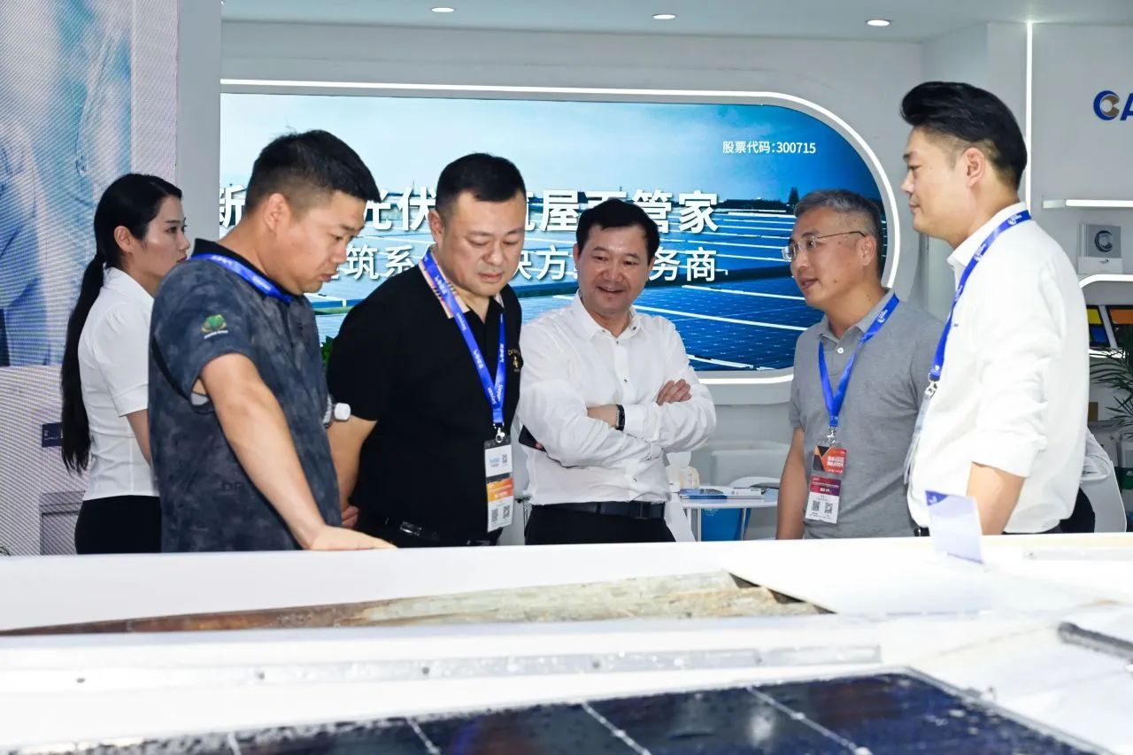 Sr. Qian e Sr. Lee conversaram com os visitantes do SNEC 2024