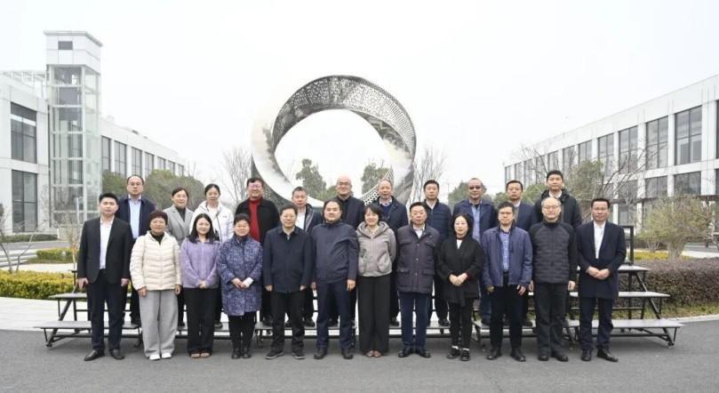 Foco em Canlon | Uma delegação liderada pelo secretário-geral Cai Zhaoyun da filial de tecnologia de coberturas metálicas e da filial de sistemas de gabinete visitou Canlon para observação e intercâmbio.
